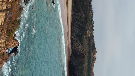 playa de almograve, alentejo, portugal, costa vicentina parque natural portugal, ruta de senderismo vicentina el sendero del pescador a lo largo de la costa de alentejo a playas salvajes y escarpadas estrechos caminos laterales de acantilados