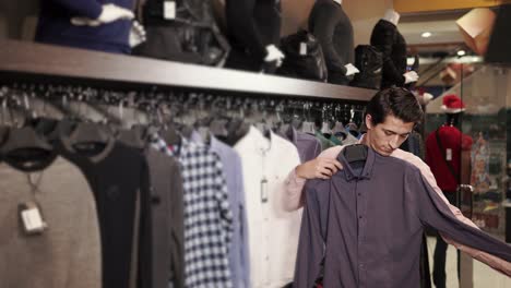 hombre intentando una camisa en una tienda de ropa