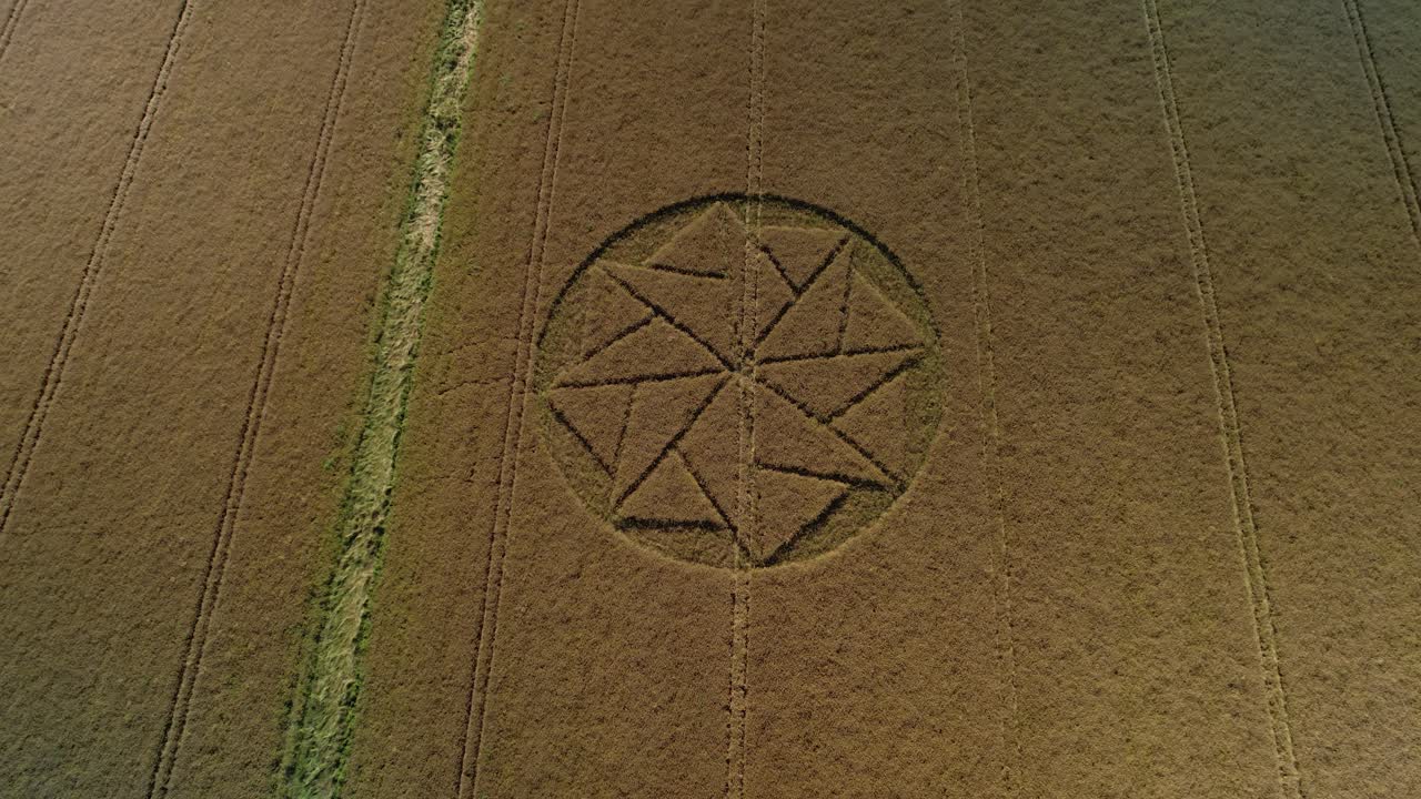 cosecha de trigo círculo de cultivos tierras de cultivo símbolo aéreo inclinar hacia arriba tirar hacia atrás ver stanton st bernard wiltshire