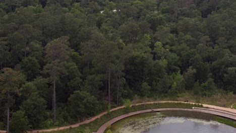 Luftaufnahme-Eines-Großen-Teiches-Im-Houston-Memorial-Park