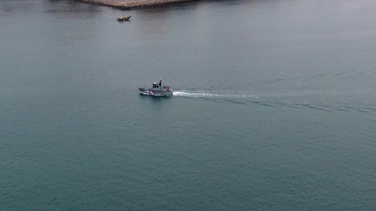 페루 리마의 칼라오 항구를 항해하는 페루 해안 경비대 순찰선