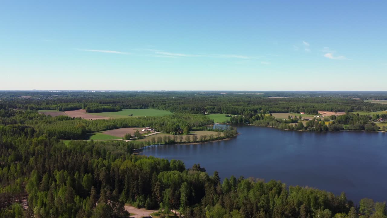 활기찬 북쪽 풍경: 푸른 숲, 파란 호수, 파란 하늘 지평선