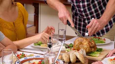 Mann-Schneidet-Beim-Mittagessen-Hühnchen