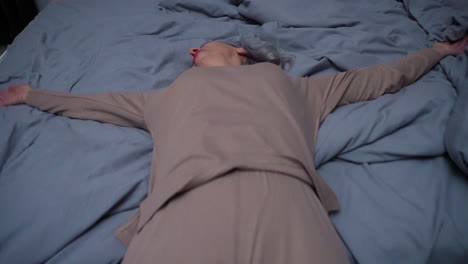 mujer acostada en la cama por la noche