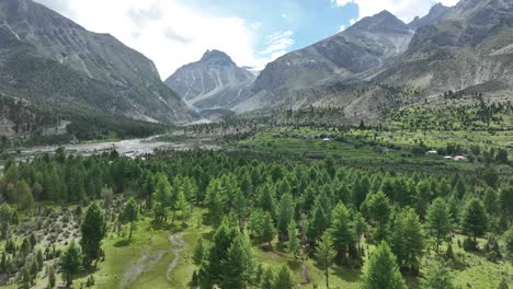 fotografía aérea del valle de basho en skardu en un día despejado