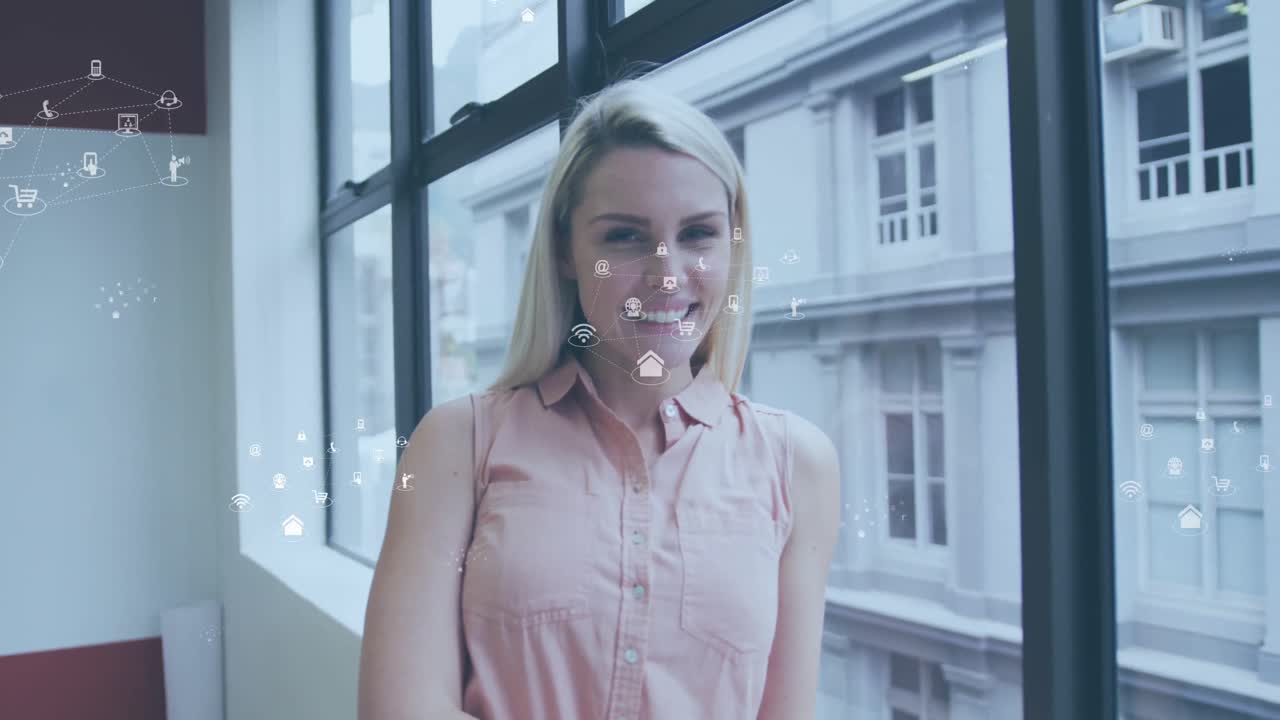 animación de iconos y procesamiento de datos sobre mujer de negocios caucásica en la oficina