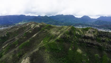 Drone-shot-of-Oahu's-Pillbox-point-overlooking-the-surrounding-neighborhoods