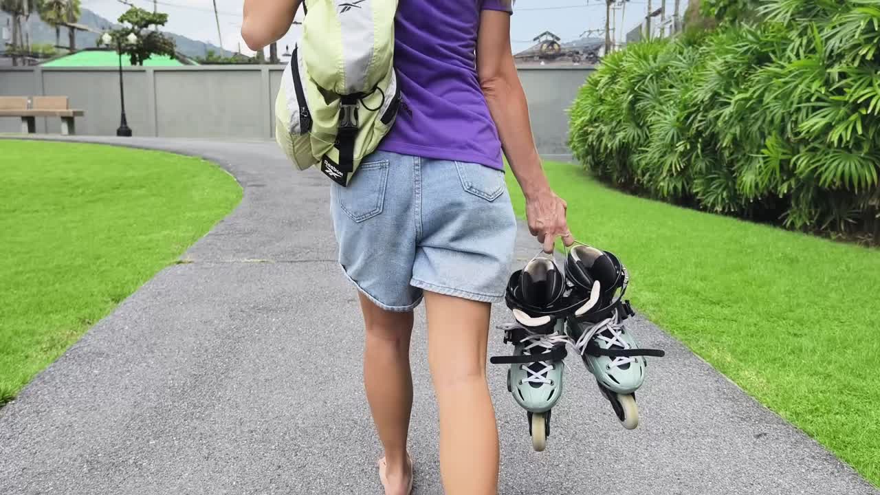 공원에서 롤러 스케이트를 타고 는 여자