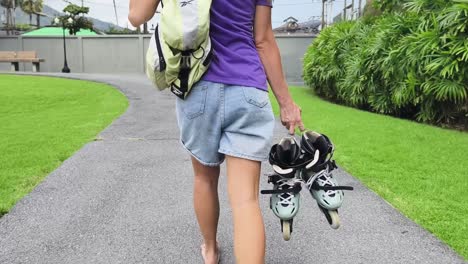 mujer caminando con patines en el parque