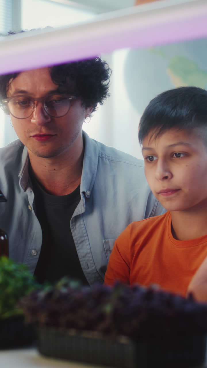 los niños aprenden sobre la hidroponía