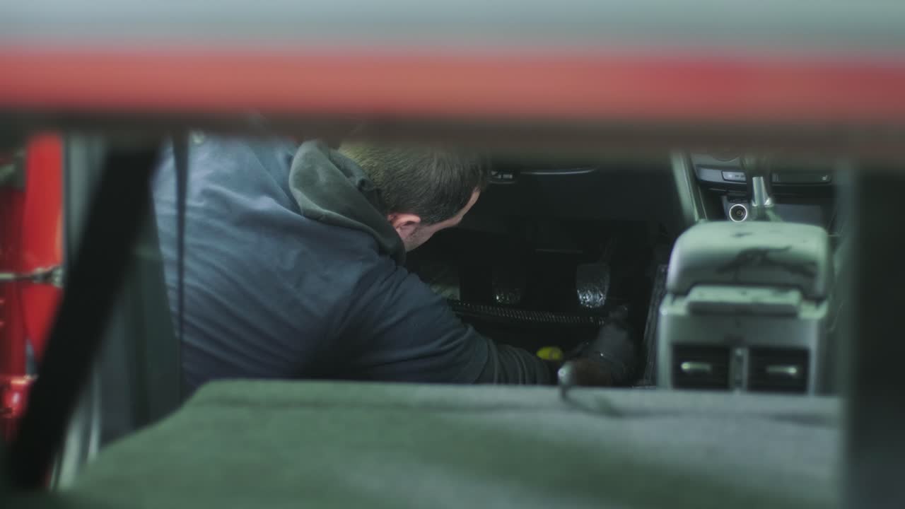 전문적인 자동차 청소. 샤워. 인테리어 세부 사항. 자동차 인테리어를 건조 청소 및 세부 사항; 깊은 좌석 청소; 자동차 세탁에서 거품을 는; 먼지에서 자동차 패널을 청소하는; 진공청소기