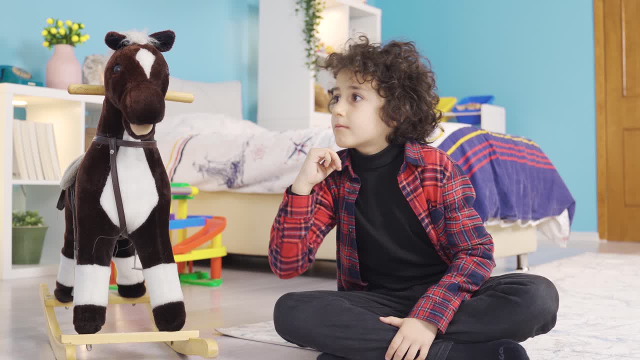 지루한 아이는 집에 있는 방에서 불행합니다.