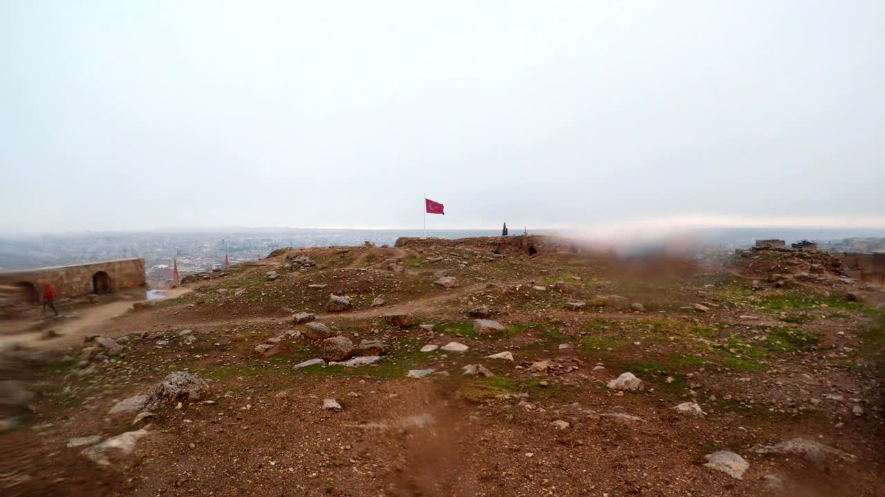 우르파 성의 유적 안에서 터키의 은 발, 바람, 눈, 비