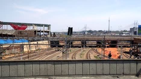 una toma estática con vistas a las vías del tren vacías desde el puente de la calle rissik en el centro de johannesburgo, sudáfrica