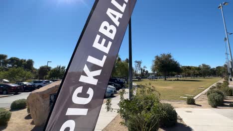 letrero o pancarta en un parque de la ciudad o canchas de pickleball o torneo