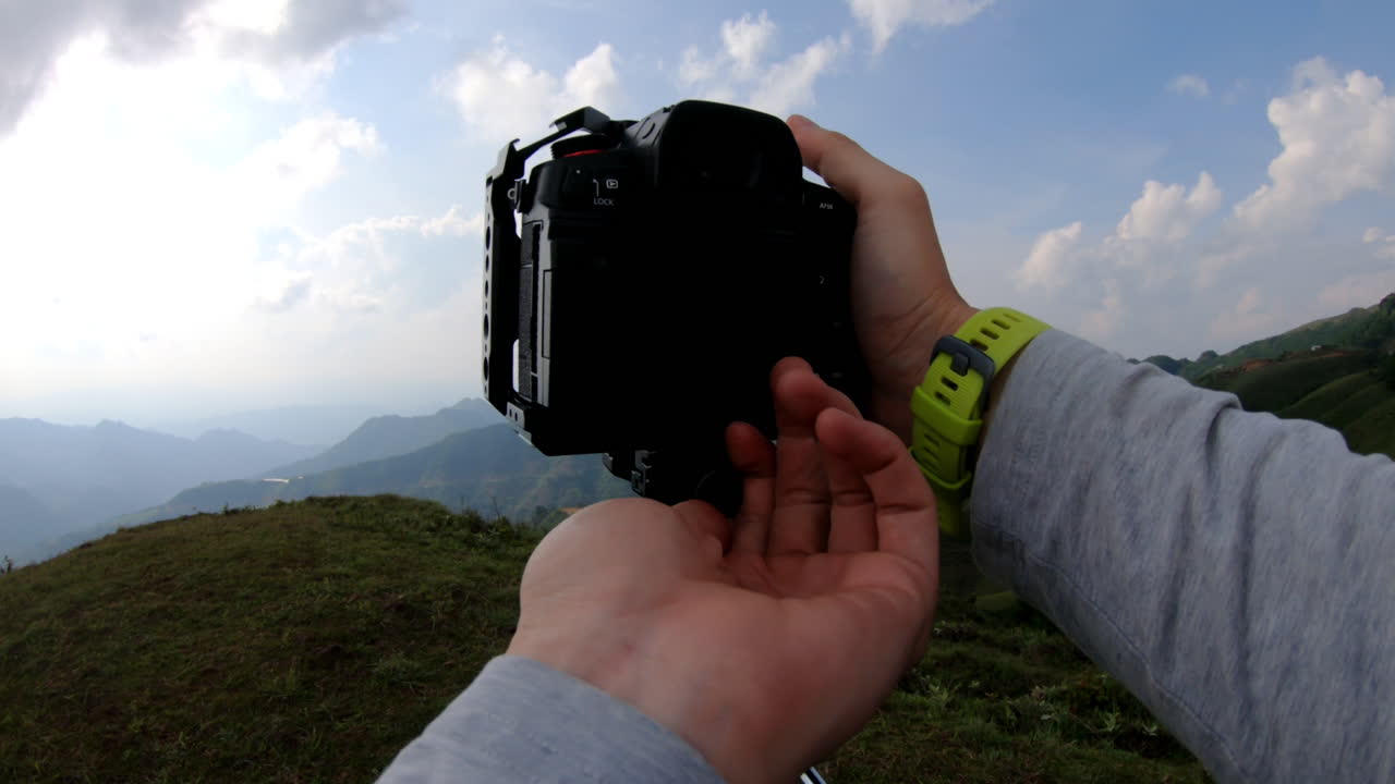 카메라를 삼각대에 장착하는 pov, pov