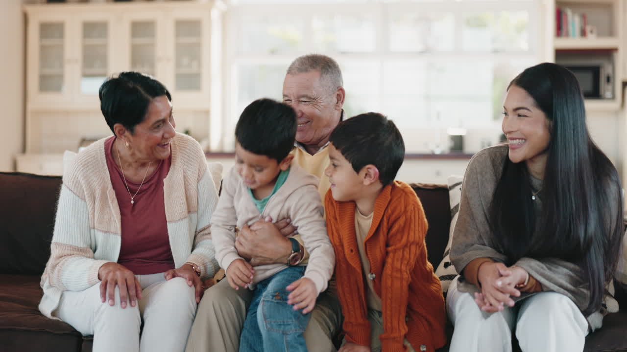 행복하고, 휴식을 취하고, 큰 가족과 함께 세대