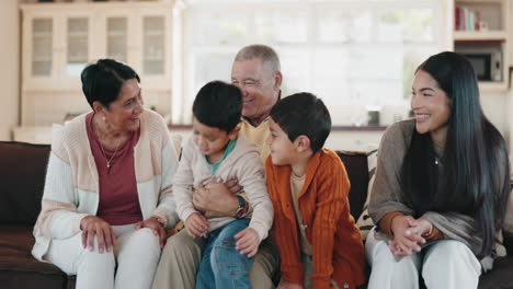 feliz, relajarse y generaciones con una gran familia