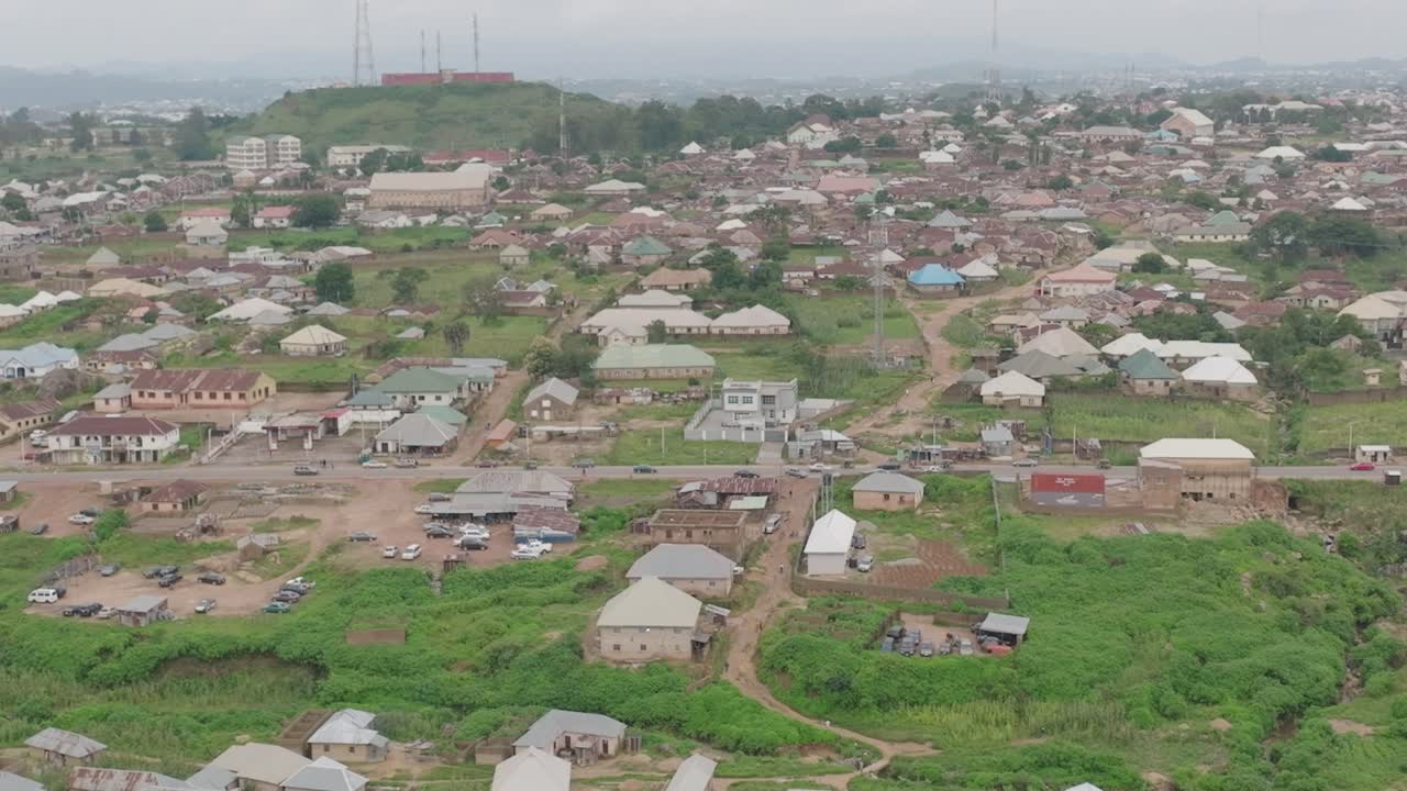 Từ trên cao - Toàn cảnh thành phố ở Cao nguyên Jos, Nigeria, chiếc xe tải xuất hiện từ bên trái.