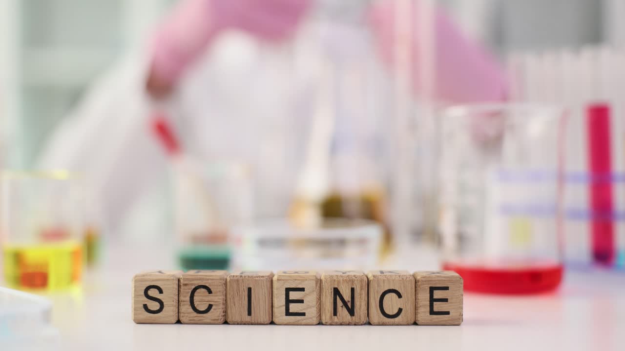 Esperimento scientifico in laboratorio