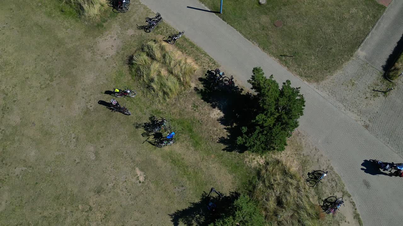 관광 명소 앞 에 있는 방문자 들