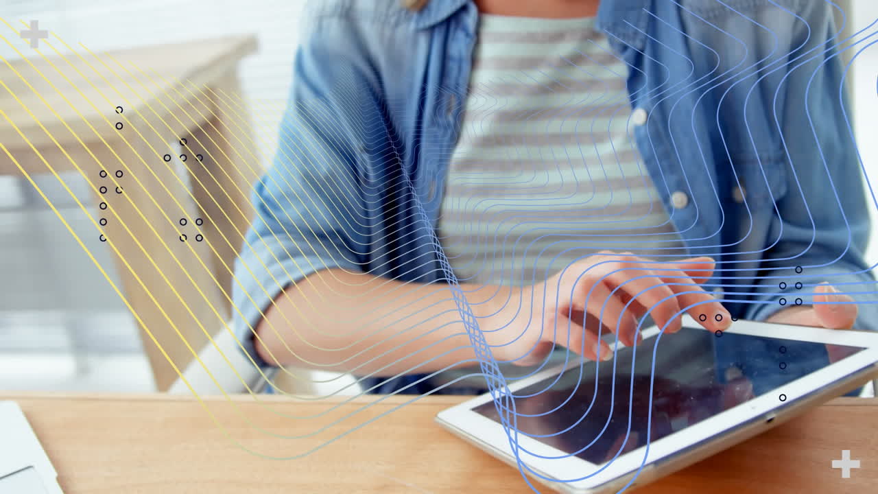 animación de formas abstractas y coloridas sobre la sección media de una mujer caucásica usando una tableta digital.