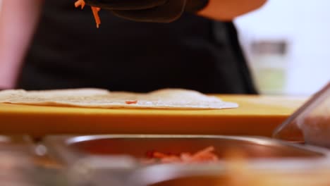 preparando un envoltorio con zanahorias y jamón