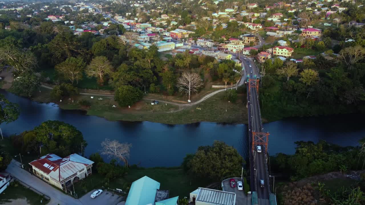 벨리즈 의 호크스워스 다리 와 산 이그나시오 위 에 있는 공중