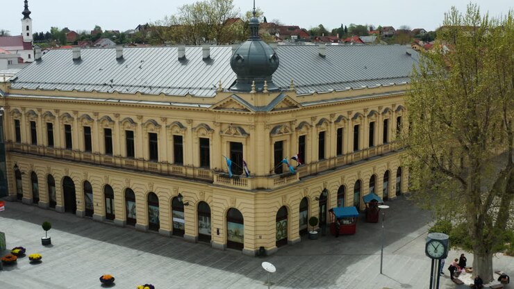Vista Aérea de Grand Hotel com Rua Vazia Durante a Pandemia em Vukovar, Croácia