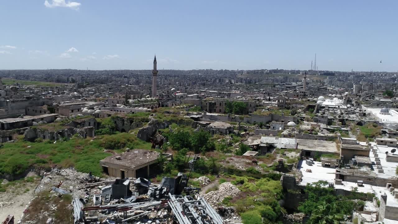 전쟁이 끝난 지 10년 후의 알레포의 오래된 시내 중심의 공중 풍경, 빛 아래 4k