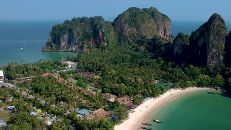 bela revelação aérea da praia de railay, ao nang, krabi, tailândia