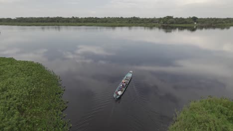 vista aérea de lancha con turistas navegando en laguna negra, colombia - disparo de drones