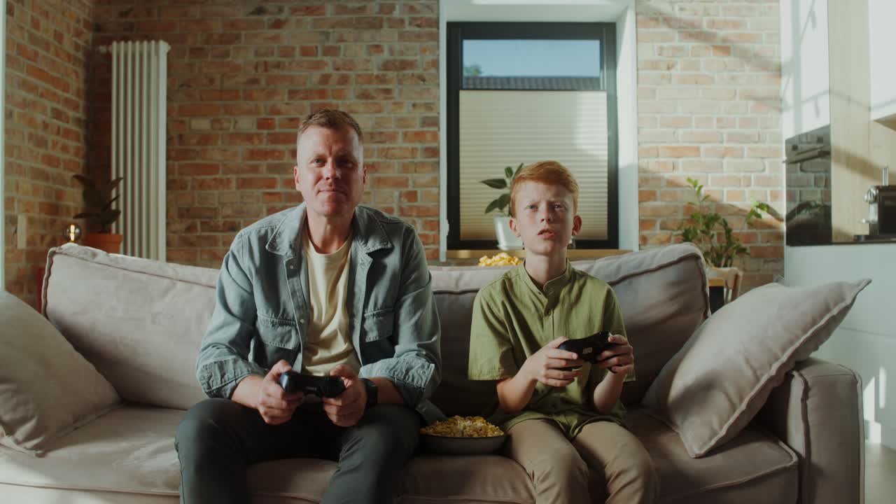 아버지와 아들이 비디오 게임을 하고 있다