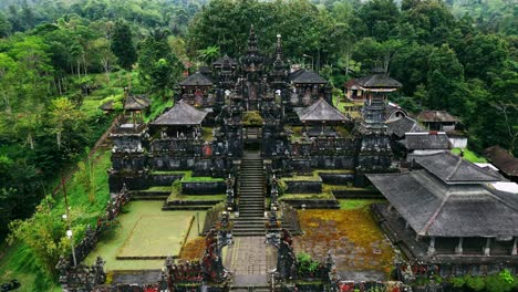 Ubicado-En-Medio-De-Los-Impresionantes-Paisajes-De-Bali,-El-Templo-Besakih-Reina-Como-Un-Majestuoso-Símbolo-De-Espiritualidad-Y-Reverencia-Cultural.