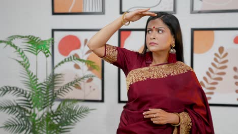 mujer india buscando a alguien