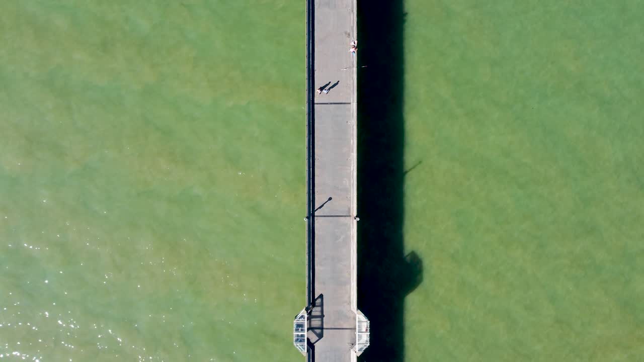 antena mirando hacia abajo a lo largo de la estructura del muelle deal en kent