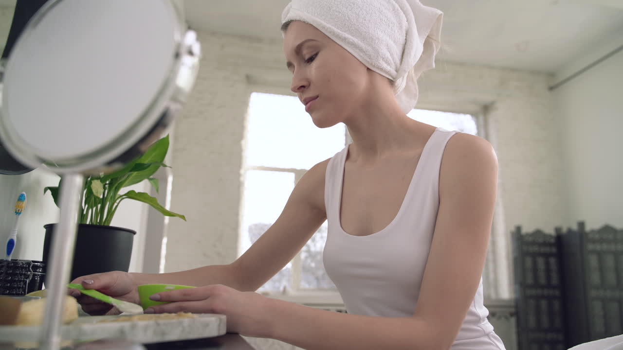 페이셜 마스크를 준비하는 여성