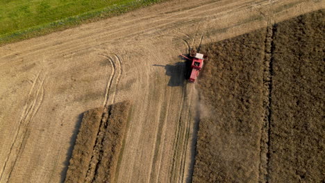 Leistungsstarker-Moderner-Mähdrescher,-Der-An-Sonnigen-Tagen-Trockenen,-Staubigen-Weizen-Vom-Feld-Sammelt