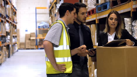 compañeros de trabajo discutiendo sobre la lista de comprobación