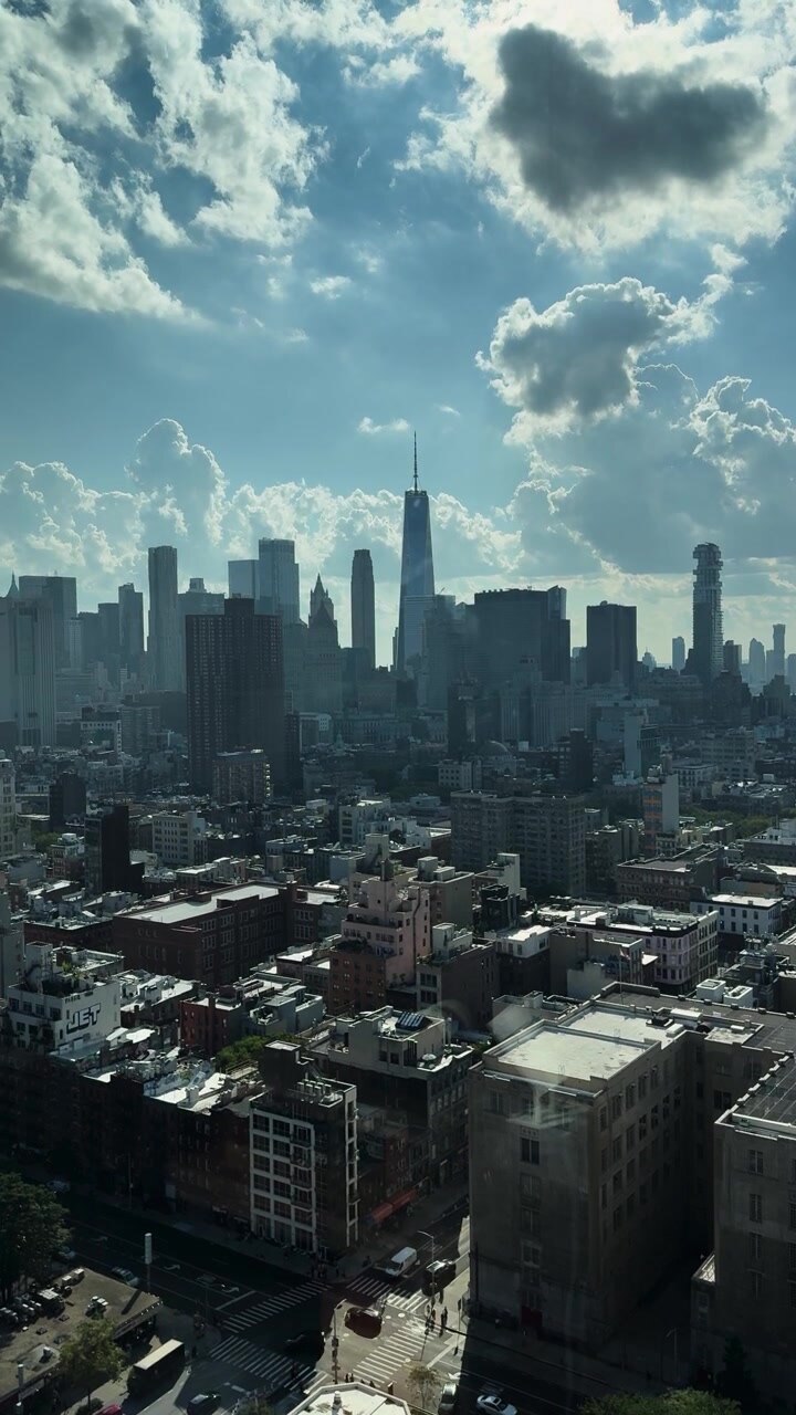 Ampia vista dei grattacieli di Manhattan sotto nuvole imponenti in un pomeriggio luminoso