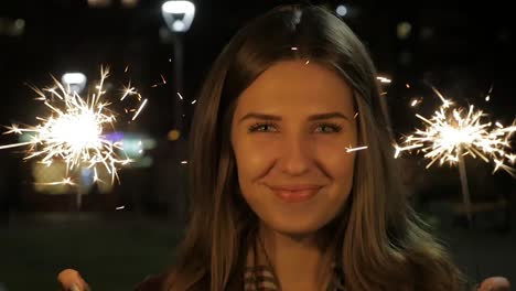 mujer con chispas en la noche
