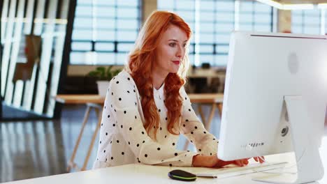 Businesswoman-working-on-computer