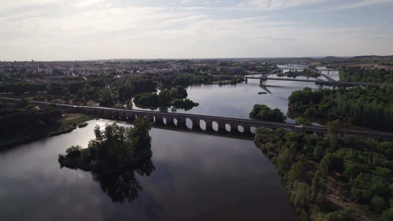 antiguo puente puene romano que conecta los barrios. mérida, españa