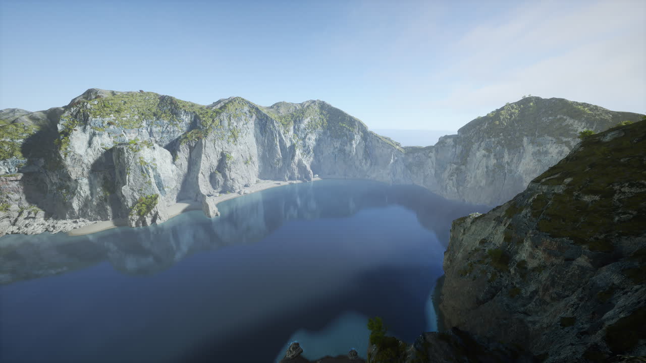 평온한 만과 함께 해안 산악 풍경