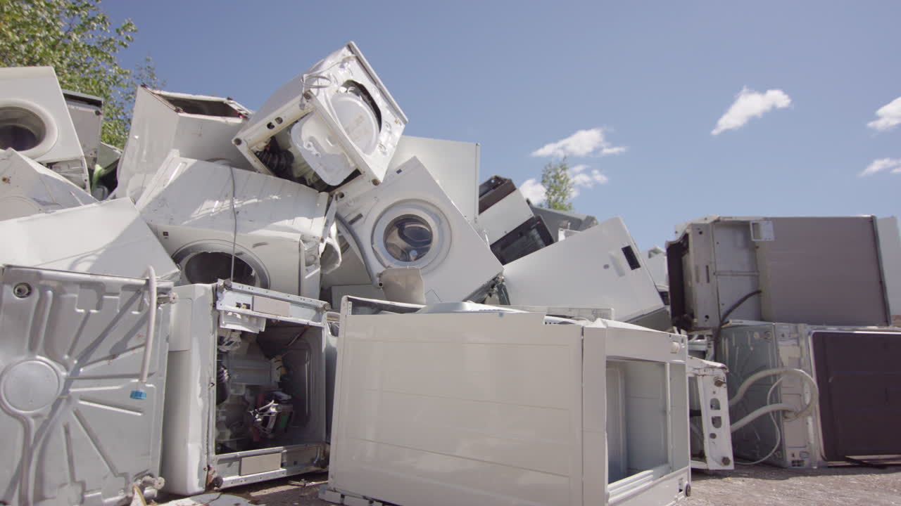 버려진  ⁇ 색 가전제품이  ⁇ 어져, 슬라이더가 오른쪽으로  ⁇ 렸습니다.