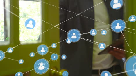 iconos de red y animación de conexiones sobre persona de negocios que utiliza tableta