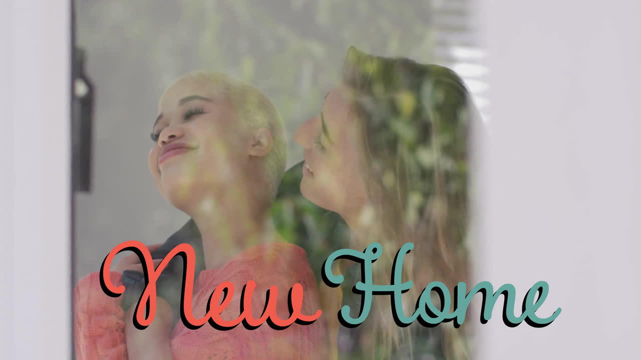 집에서 포옹하는 다양한 여성 커플에 대한 새로운 가정 텍스트의 애니메이션