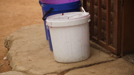 cubos de plástico fuera de la cocina en una escuela africana