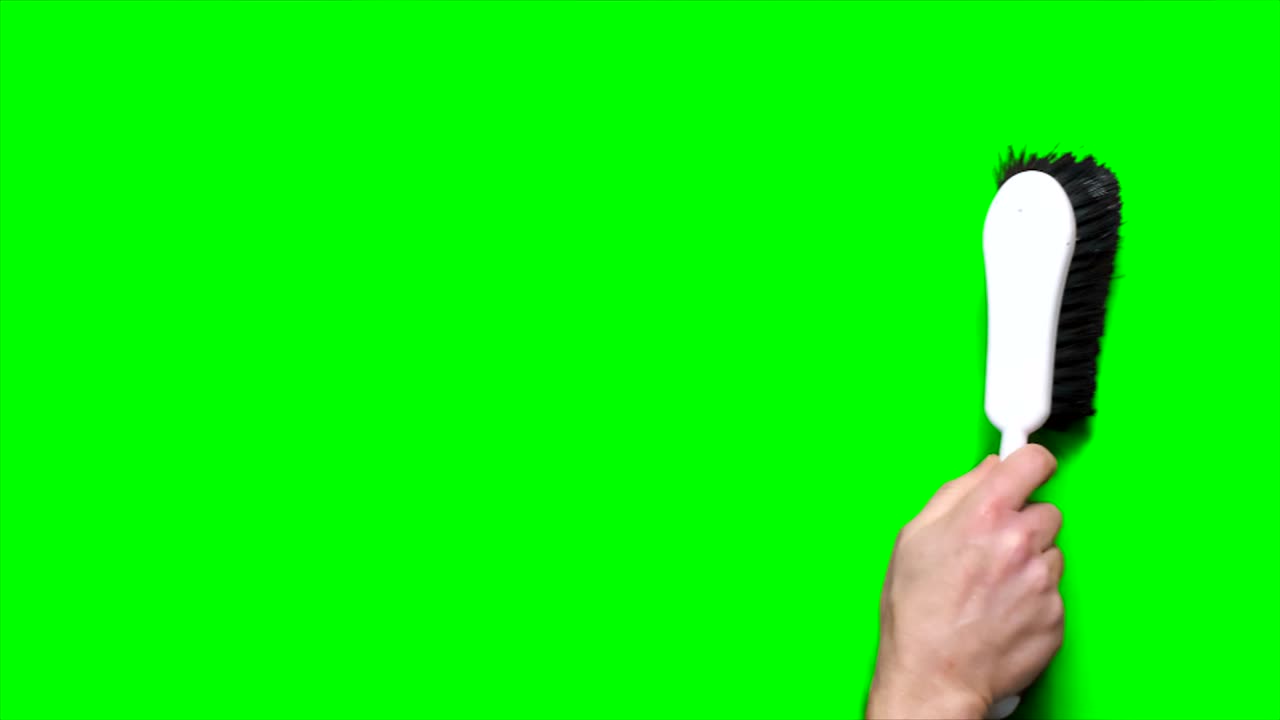 손 자루로 빈 표면을 손으로 청소하는 남성