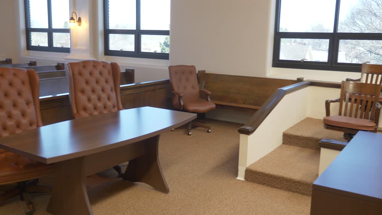 작은 마을의 빈 법정실 판